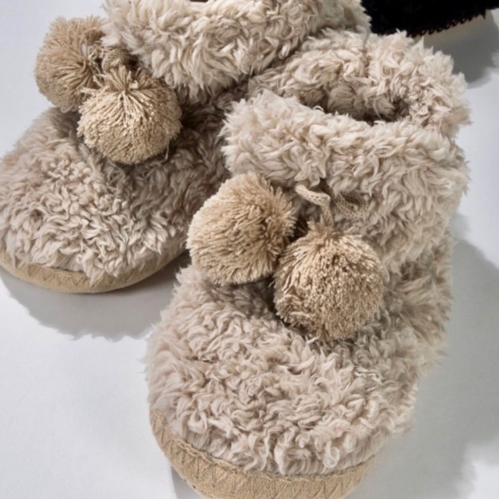 COZY Faux Fur Pom Pom Slippers - Picture 3 of 4